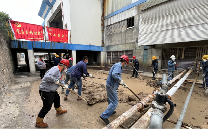 3044am永利集团工投公司党员先锋突击队和团员青年先锋队开展环境卫生整治行动